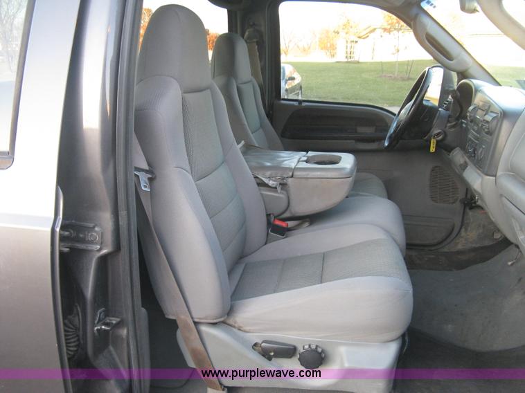 image for item J2996 2006 Ford F350 Super Duty XLT Crew Cab pickup truck