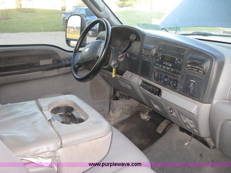 image for item J2996 2006 Ford F350 Super Duty XLT Crew Cab pickup truck