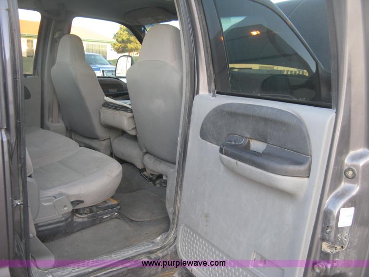 image for item J2996 2006 Ford F350 Super Duty XLT Crew Cab pickup truck