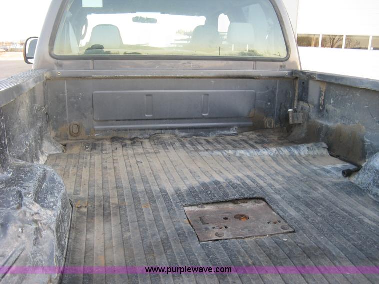 image for item J2996 2006 Ford F350 Super Duty XLT Crew Cab pickup truck