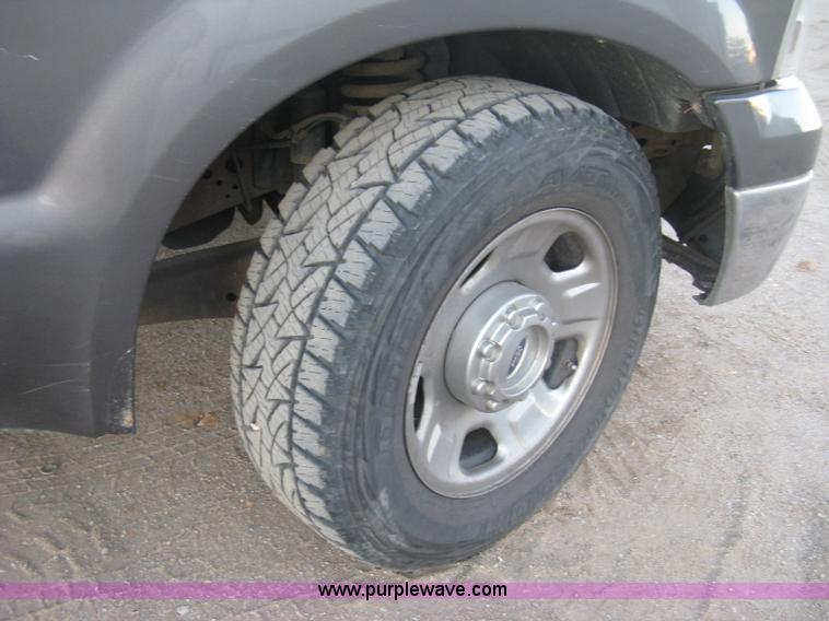 image for item J2996 2006 Ford F350 Super Duty XLT Crew Cab pickup truck