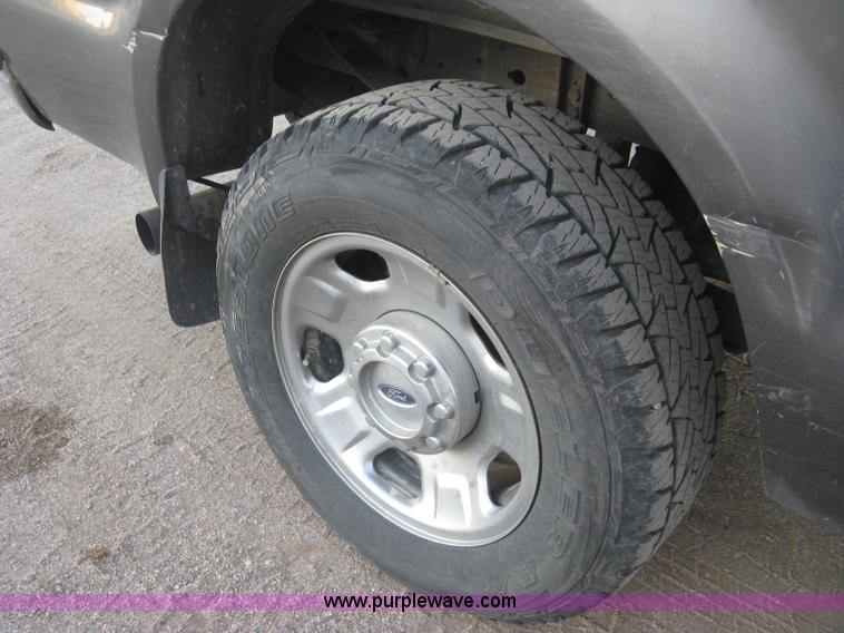 image for item J2996 2006 Ford F350 Super Duty XLT Crew Cab pickup truck