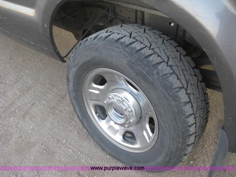 image for item J2996 2006 Ford F350 Super Duty XLT Crew Cab pickup truck