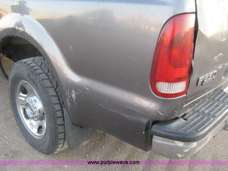 image for item J2996 2006 Ford F350 Super Duty XLT Crew Cab pickup truck