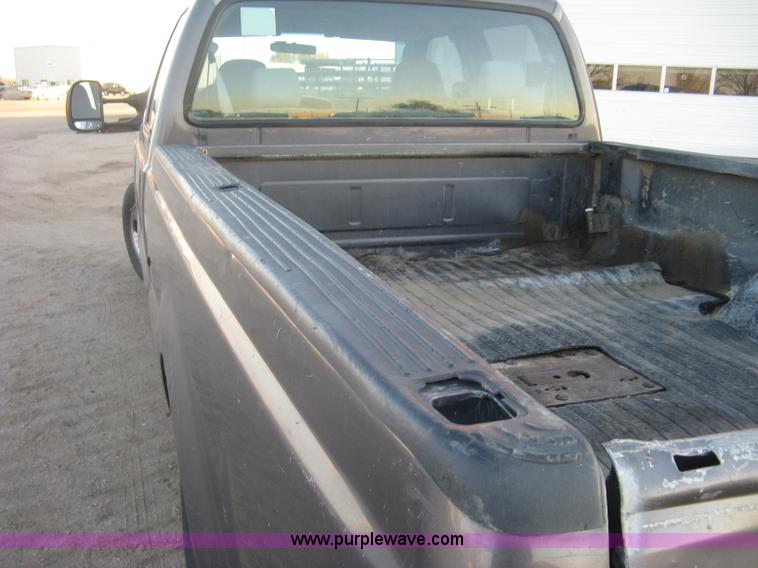 image for item J2996 2006 Ford F350 Super Duty XLT Crew Cab pickup truck