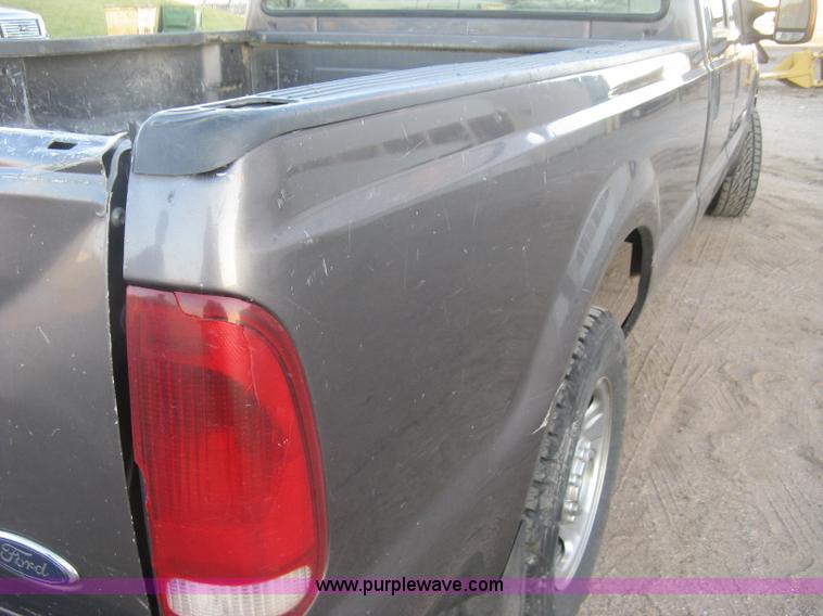 image for item J2996 2006 Ford F350 Super Duty XLT Crew Cab pickup truck