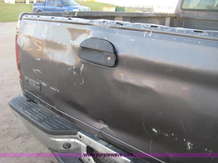 image for item J2996 2006 Ford F350 Super Duty XLT Crew Cab pickup truck