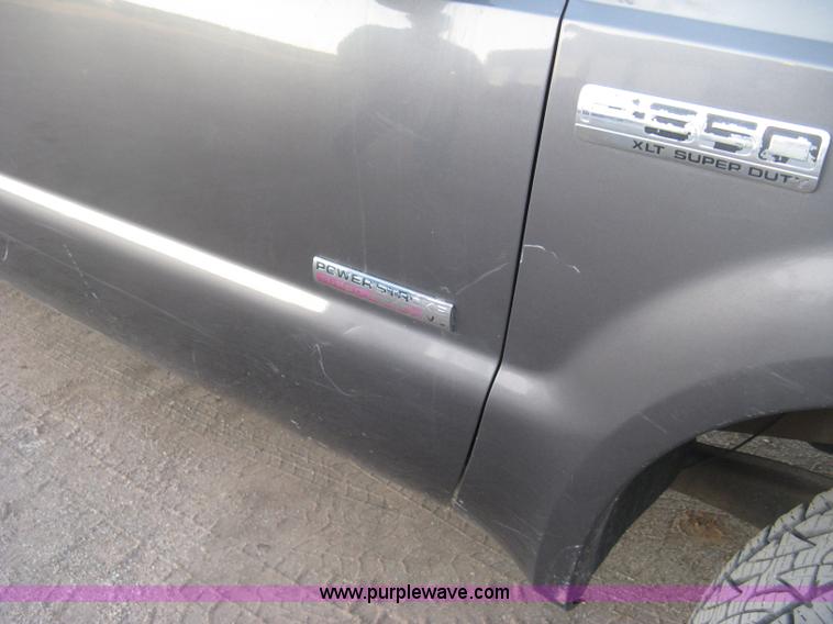 image for item J2996 2006 Ford F350 Super Duty XLT Crew Cab pickup truck