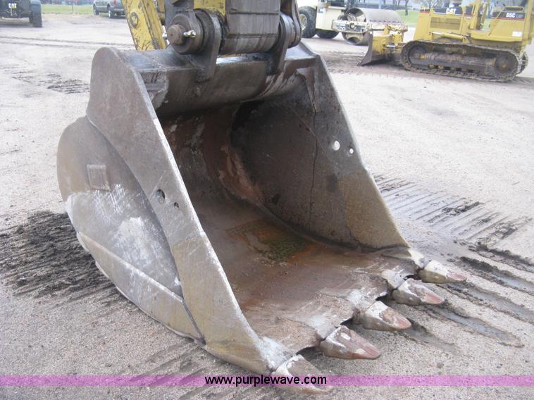 image for item J3000 2003 Caterrpillar 330CL excavator