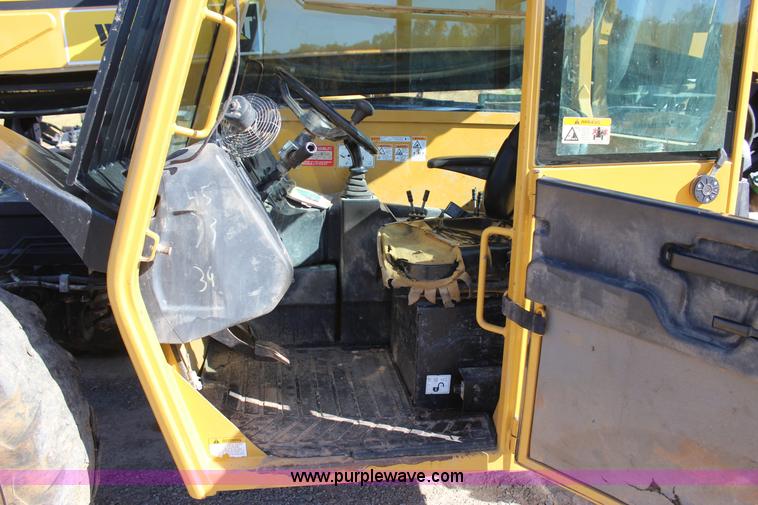 image for item J4262 2008 Caterpillar TL1055 telehandler