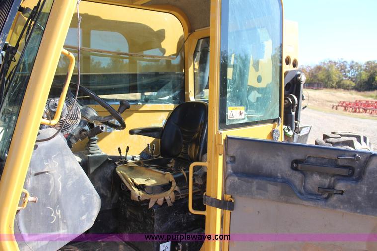 image for item J4262 2008 Caterpillar TL1055 telehandler