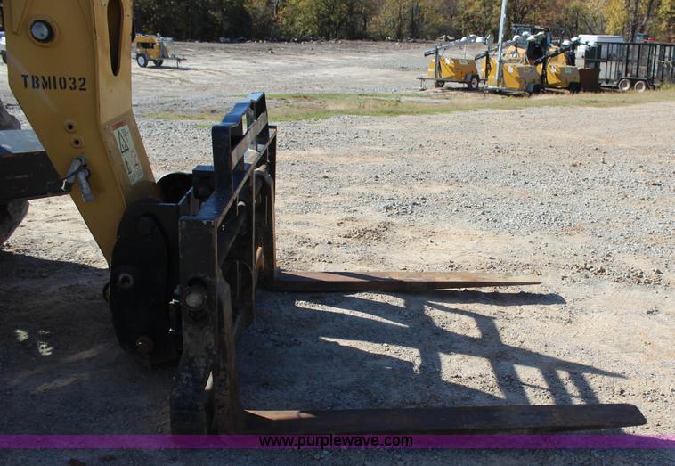 image for item J4262 2008 Caterpillar TL1055 telehandler