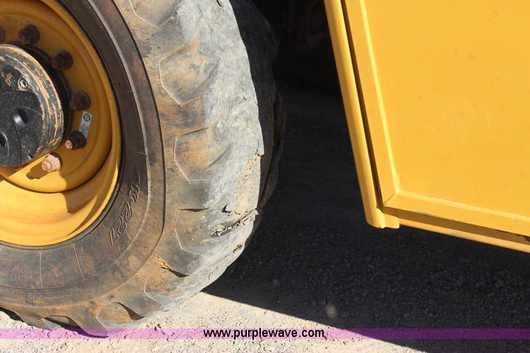 image for item J4262 2008 Caterpillar TL1055 telehandler