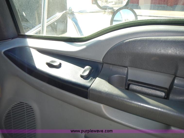 image for item J6342 2006 Ford F750 Super Duty XL dump truck