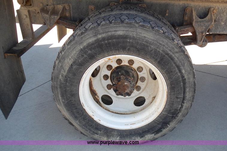 image for item J6342 2006 Ford F750 Super Duty XL dump truck