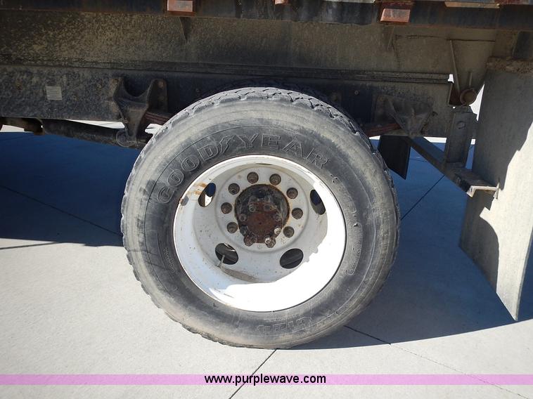 image for item J6342 2006 Ford F750 Super Duty XL dump truck