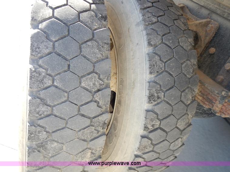 image for item J6342 2006 Ford F750 Super Duty XL dump truck