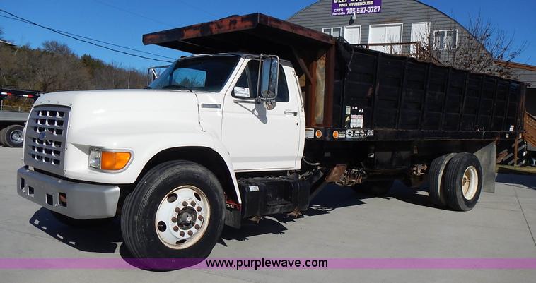 image for item J6343 1995 Ford F750 dump truck with scissor lift bed