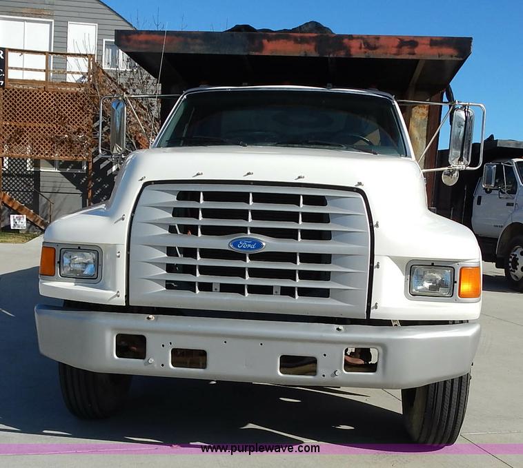 image for item J6343 1995 Ford F750 dump truck with scissor lift bed