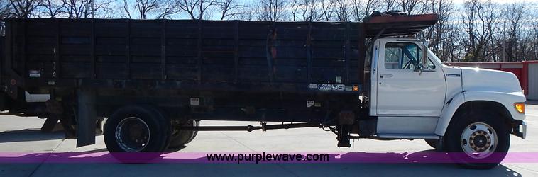 image for item J6343 1995 Ford F750 dump truck with scissor lift bed