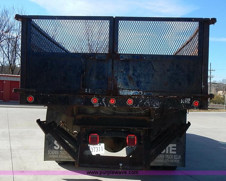 image for item J6343 1995 Ford F750 dump truck with scissor lift bed