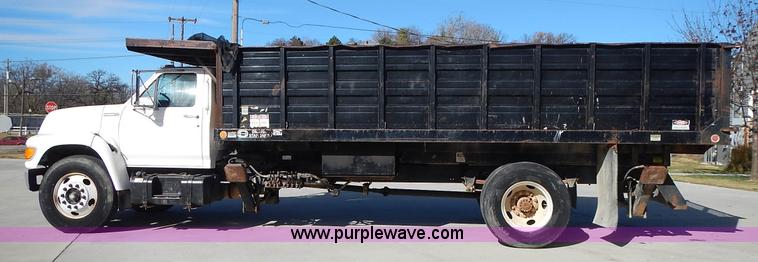 image for item J6343 1995 Ford F750 dump truck with scissor lift bed