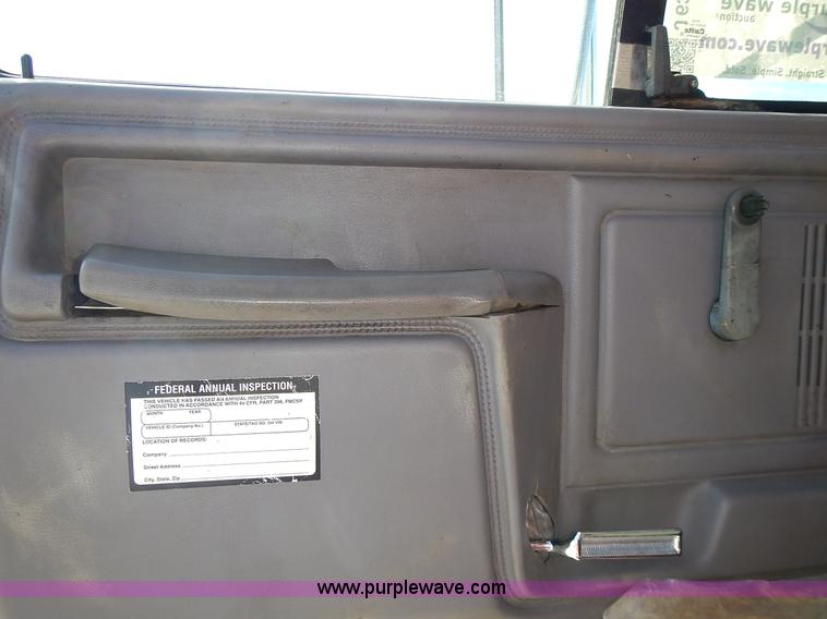 image for item J6343 1995 Ford F750 dump truck with scissor lift bed