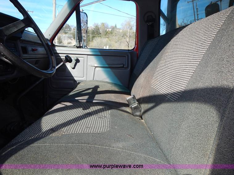 image for item J6343 1995 Ford F750 dump truck with scissor lift bed