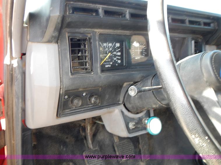 image for item J6343 1995 Ford F750 dump truck with scissor lift bed