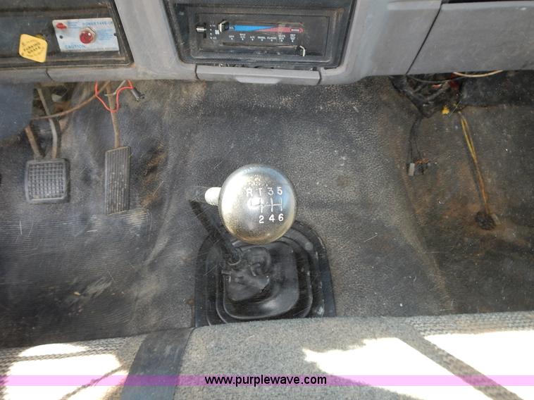 image for item J6343 1995 Ford F750 dump truck with scissor lift bed