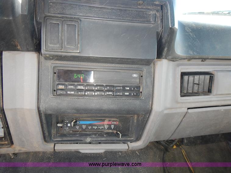 image for item J6343 1995 Ford F750 dump truck with scissor lift bed