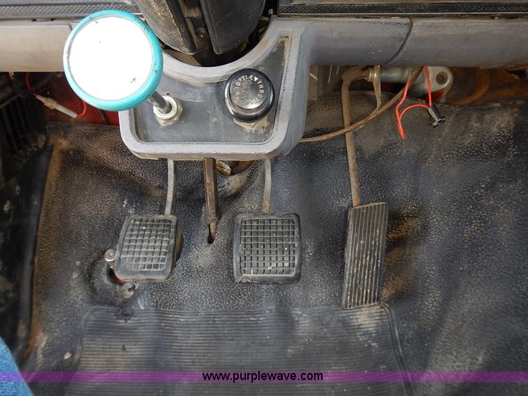 image for item J6343 1995 Ford F750 dump truck with scissor lift bed