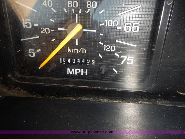 image for item J6343 1995 Ford F750 dump truck with scissor lift bed