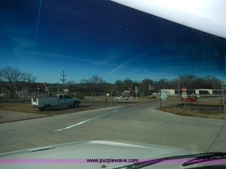 image for item J6343 1995 Ford F750 dump truck with scissor lift bed