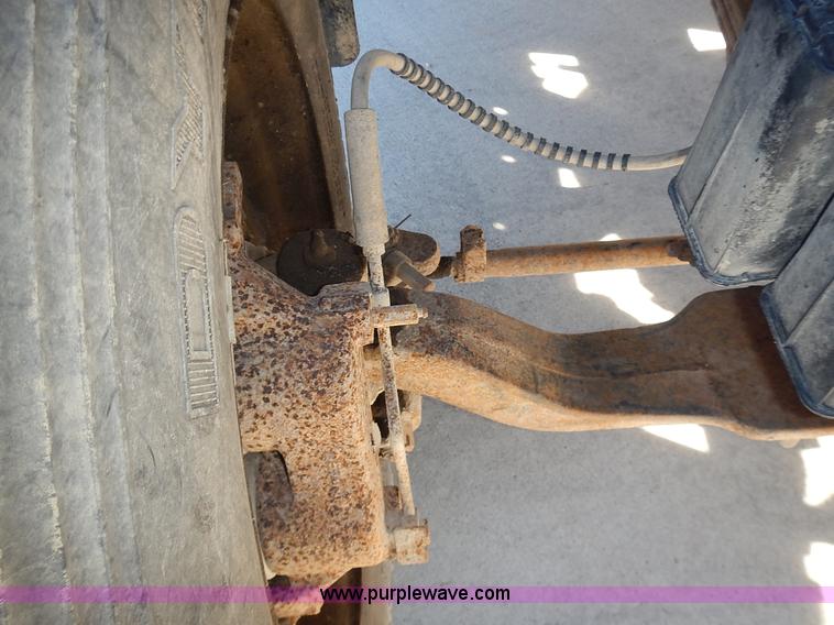 image for item J6343 1995 Ford F750 dump truck with scissor lift bed