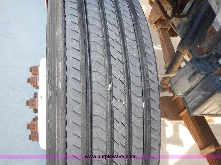 image for item J6343 1995 Ford F750 dump truck with scissor lift bed