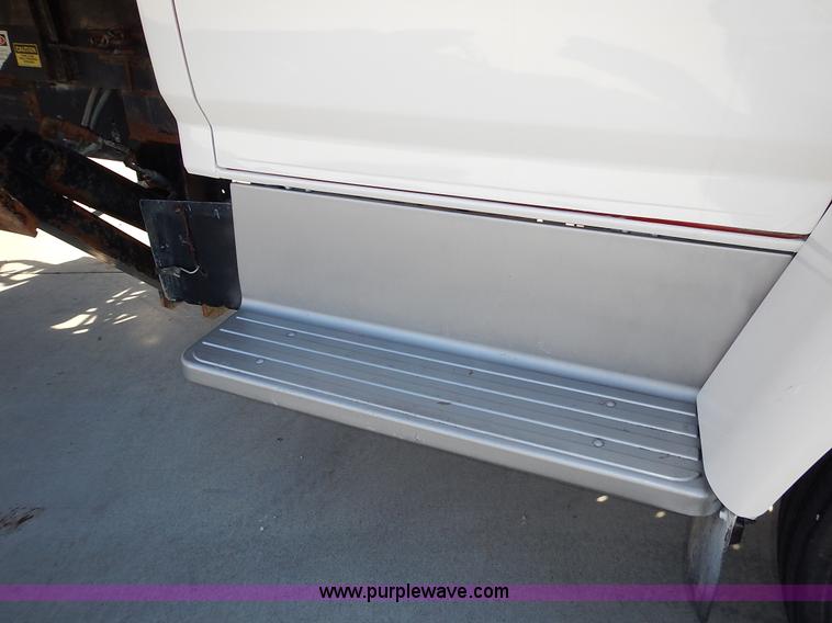 image for item J6343 1995 Ford F750 dump truck with scissor lift bed