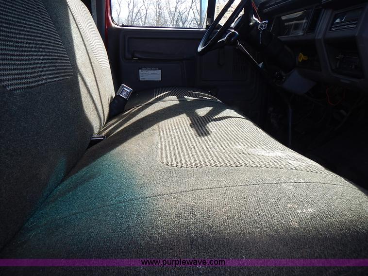 image for item J6343 1995 Ford F750 dump truck with scissor lift bed