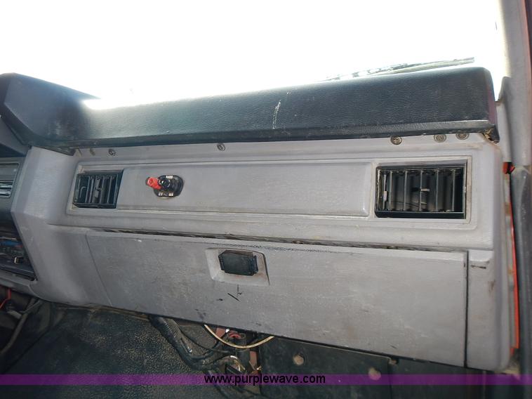 image for item J6343 1995 Ford F750 dump truck with scissor lift bed