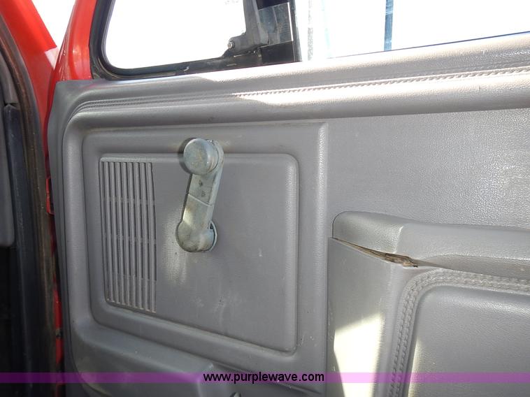 image for item J6343 1995 Ford F750 dump truck with scissor lift bed