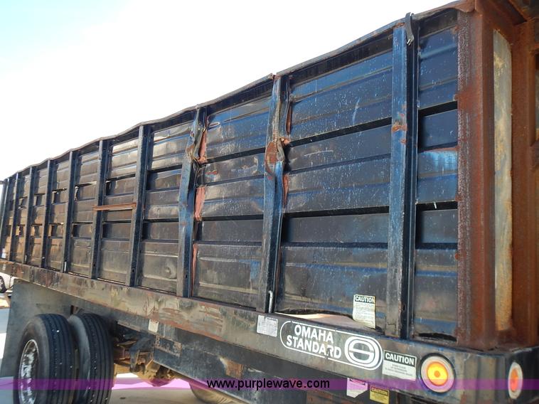 image for item J6343 1995 Ford F750 dump truck with scissor lift bed