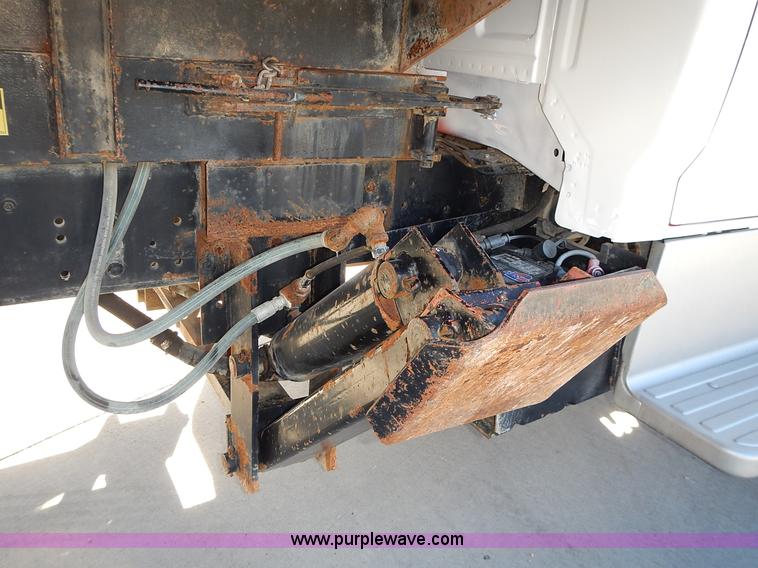 image for item J6343 1995 Ford F750 dump truck with scissor lift bed