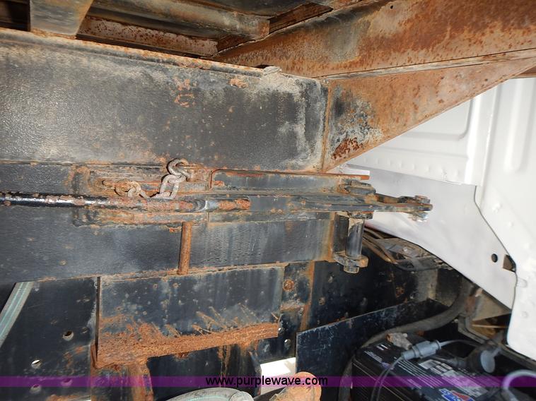 image for item J6343 1995 Ford F750 dump truck with scissor lift bed