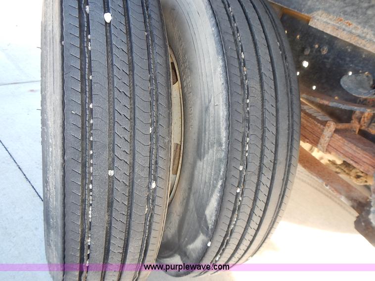 image for item J6343 1995 Ford F750 dump truck with scissor lift bed