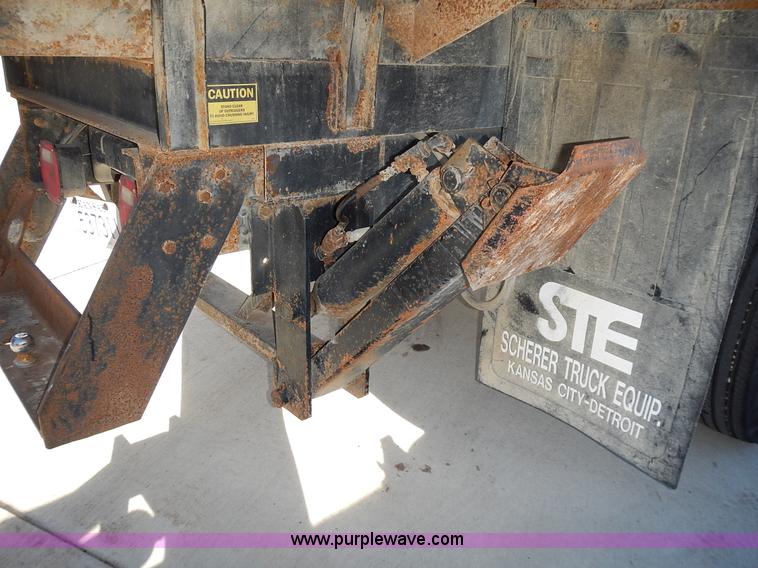 image for item J6343 1995 Ford F750 dump truck with scissor lift bed