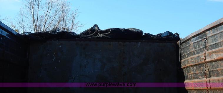 image for item J6343 1995 Ford F750 dump truck with scissor lift bed