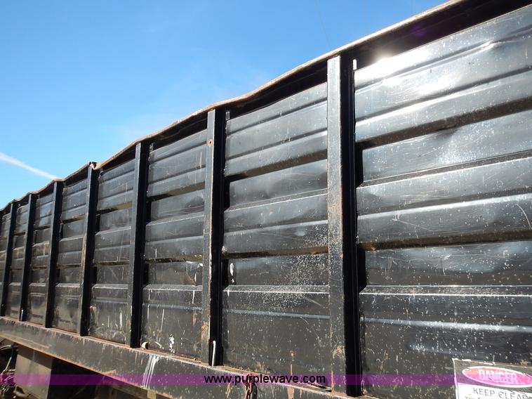 image for item J6343 1995 Ford F750 dump truck with scissor lift bed