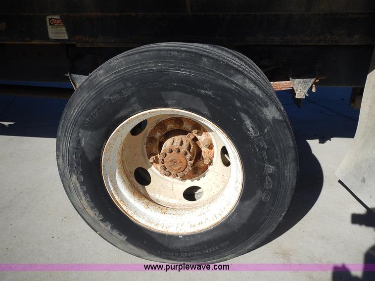 image for item J6343 1995 Ford F750 dump truck with scissor lift bed