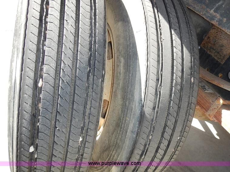 image for item J6343 1995 Ford F750 dump truck with scissor lift bed