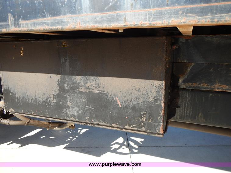 image for item J6343 1995 Ford F750 dump truck with scissor lift bed